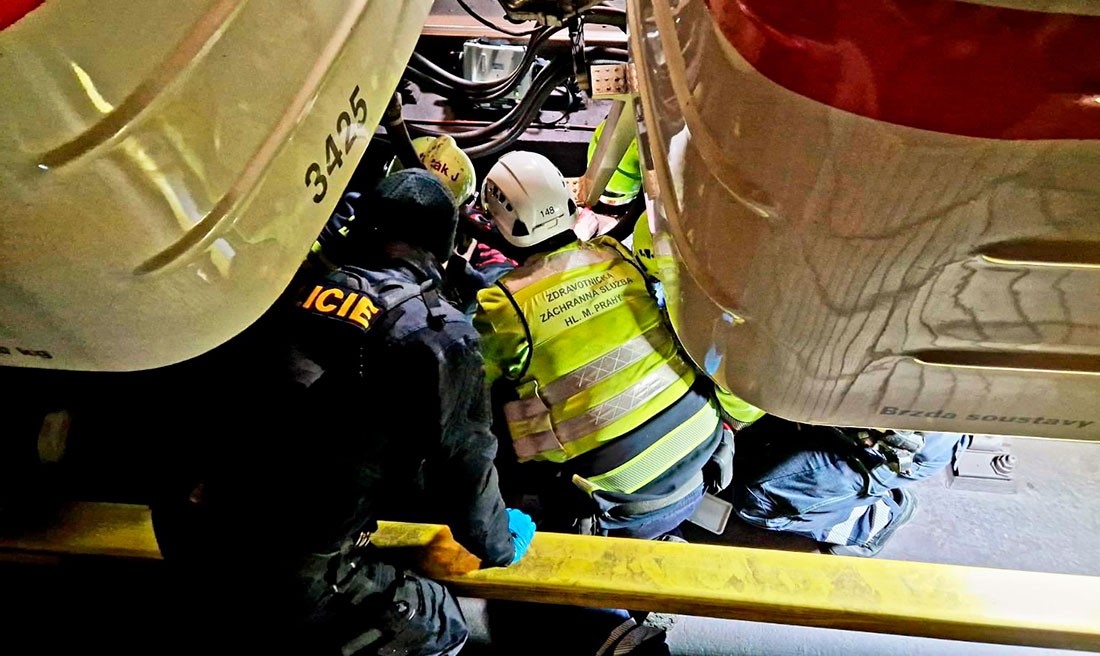 Женщина попала под поезд в метро Праги