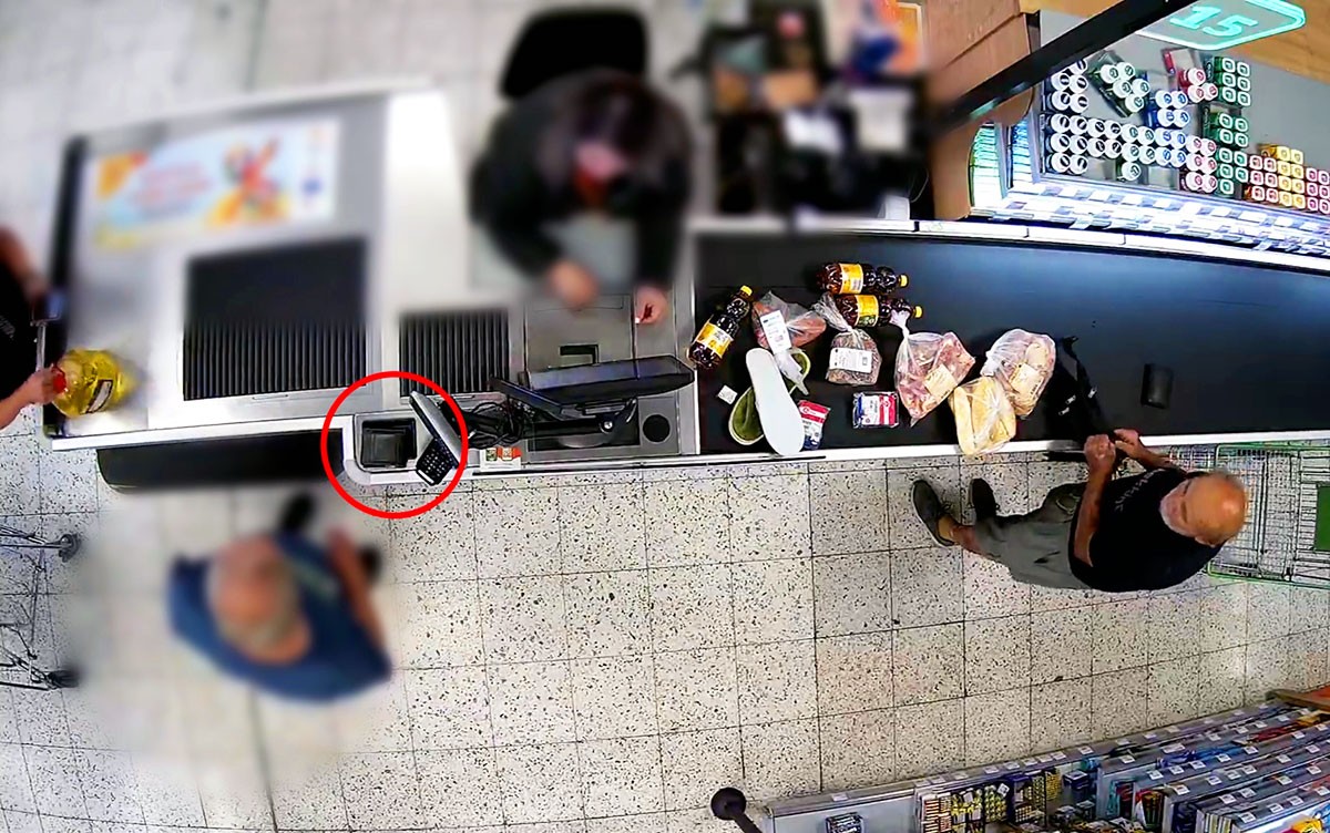 В Праге пенсионер присвоил чужой бумажник: видео