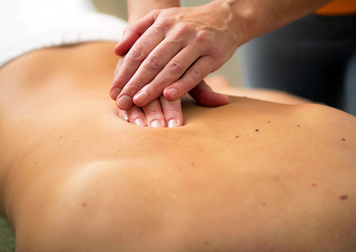 В Чехии клиент пытался изнасиловать массажистку. Но после ее слов остановился и разрыдался