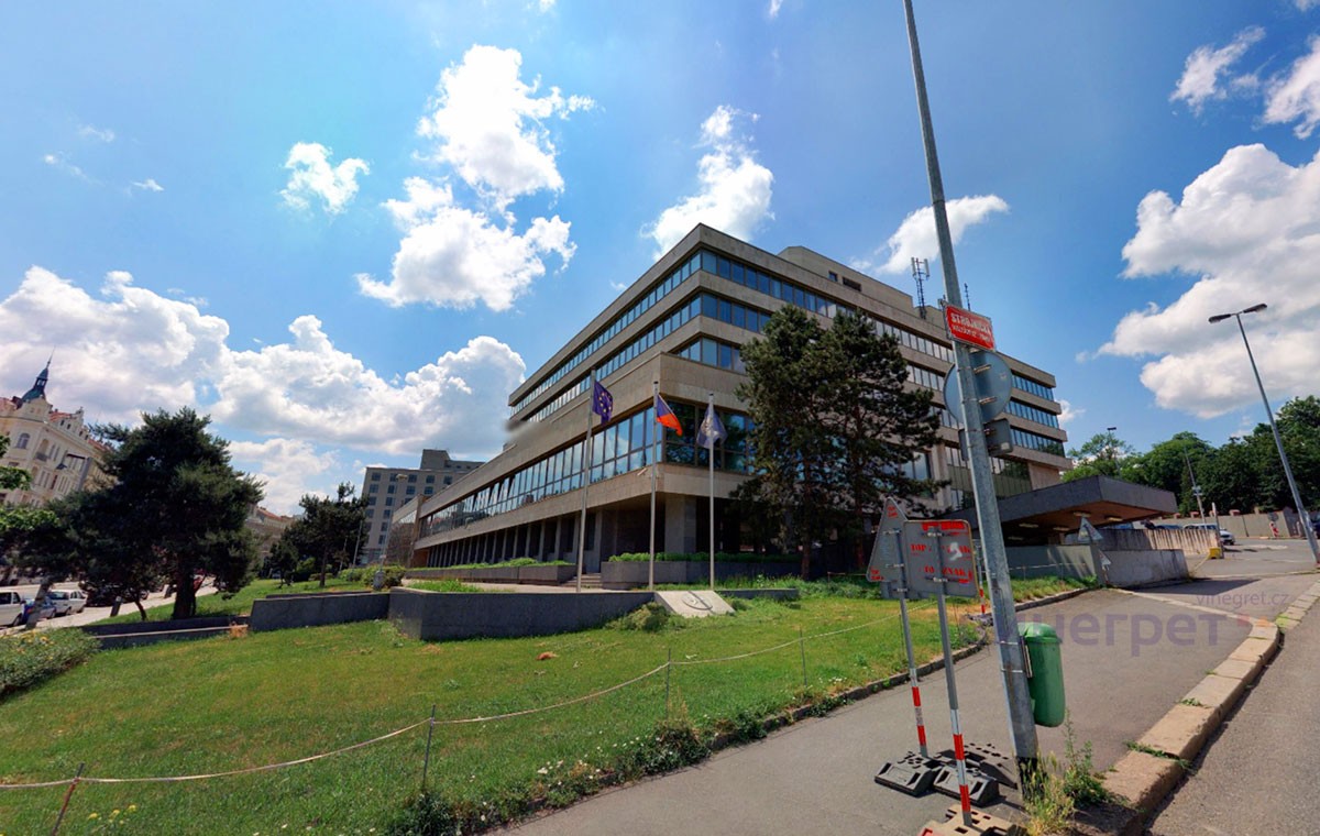 В Праге вор вскрывал украденный сейф перед зданием полицейского президиума