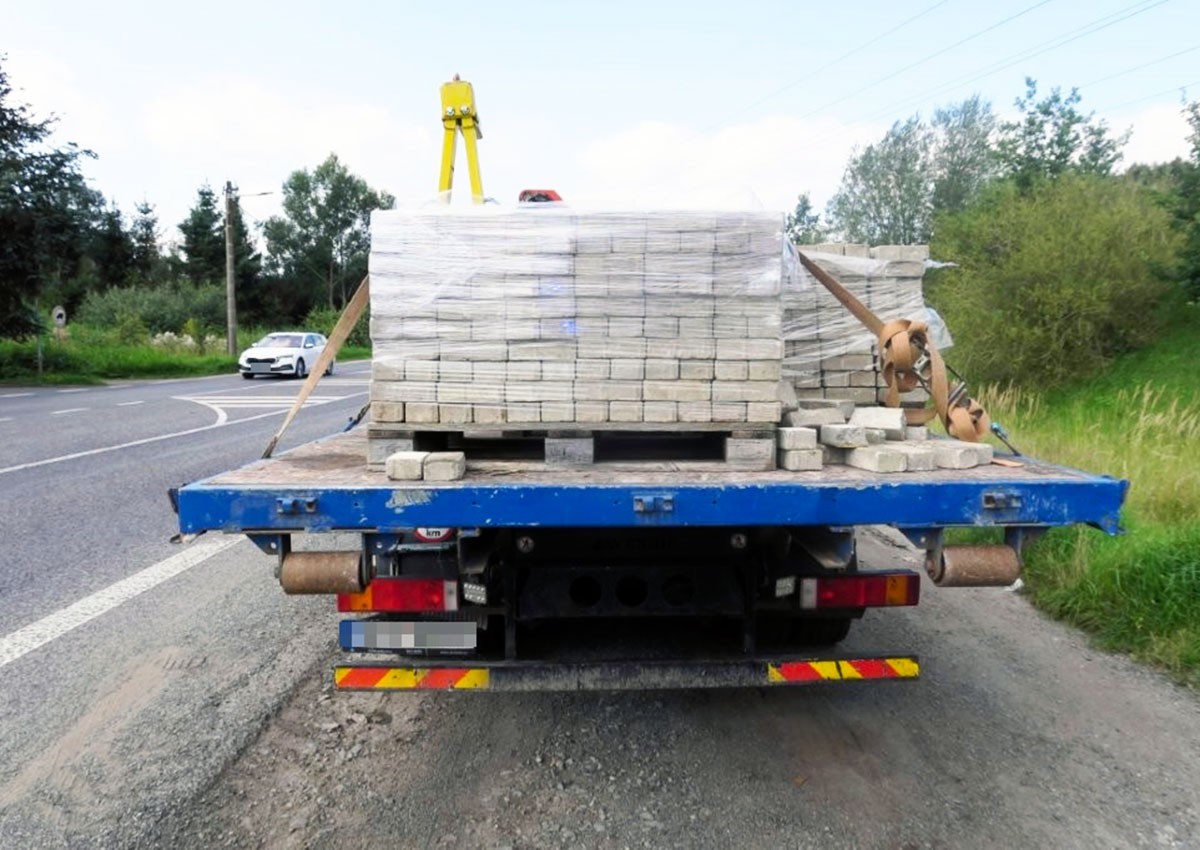 Полиция Чехии показала фото грузовика, брусчатка из которого убила прохожего