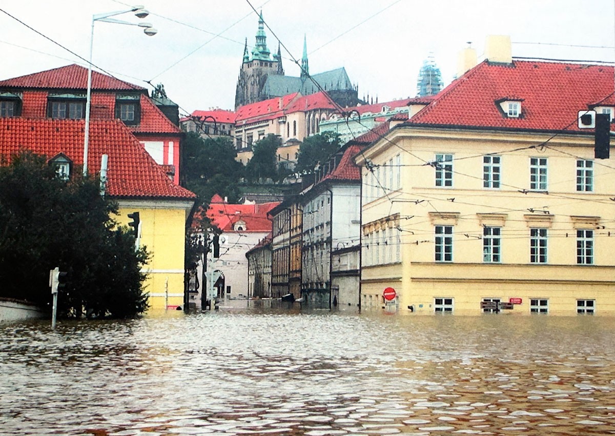 В Праге вспоминают сильнейшее наводнение 2002 года: фото и видео