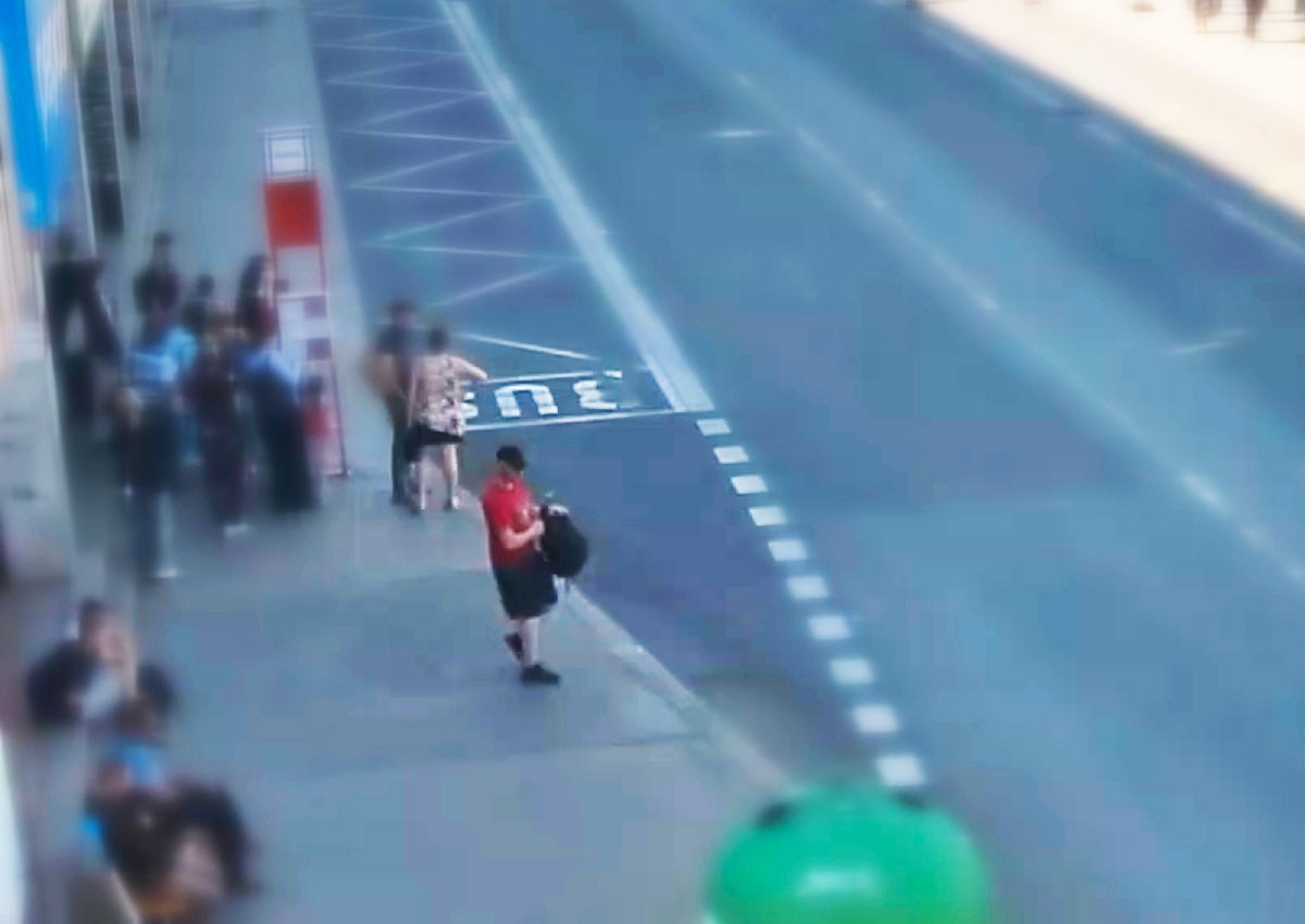 В Праге неизвестный пырнул под ребро случайного прохожего на улице