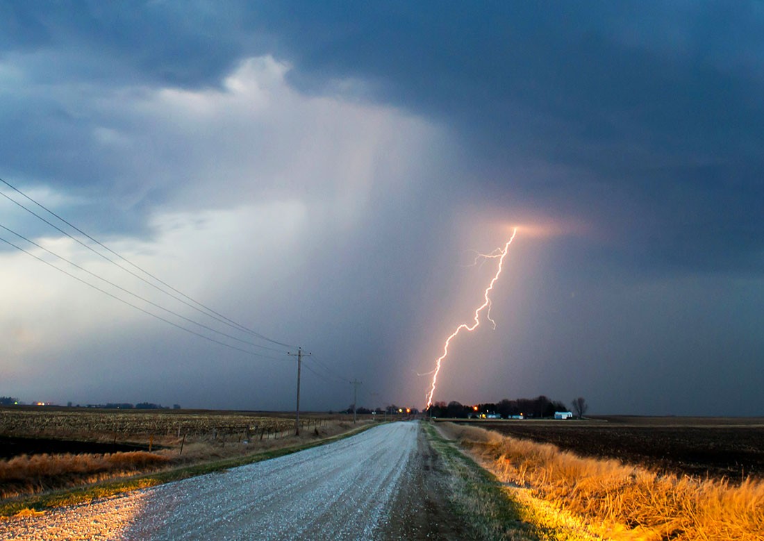 Предупреждение о сильных грозах объявлено в нескольких областях Чехии