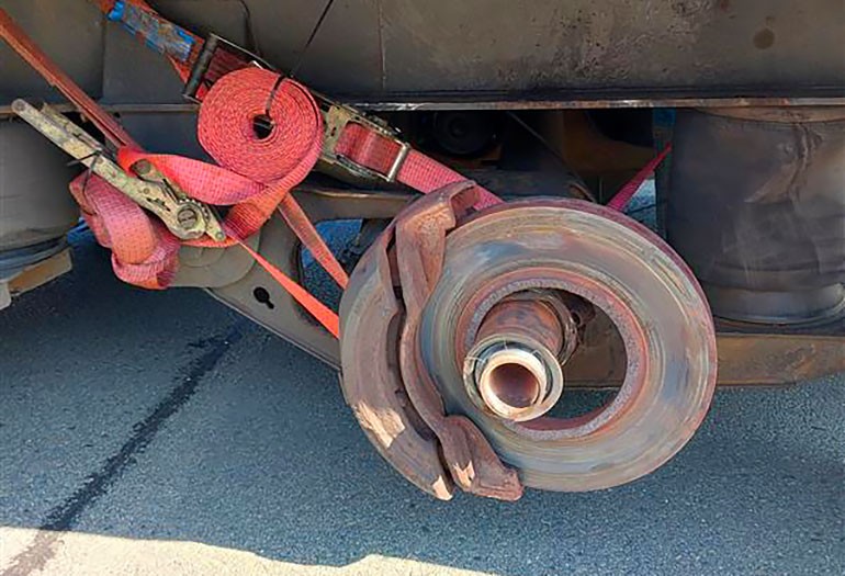 И так доеду: на автомагистрали в Чехии остановили фуру без колеса