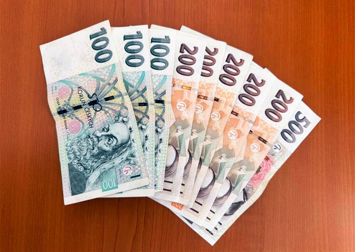 Житель Чехии нашел рюкзак с крупной суммой денег и сдал его полиции