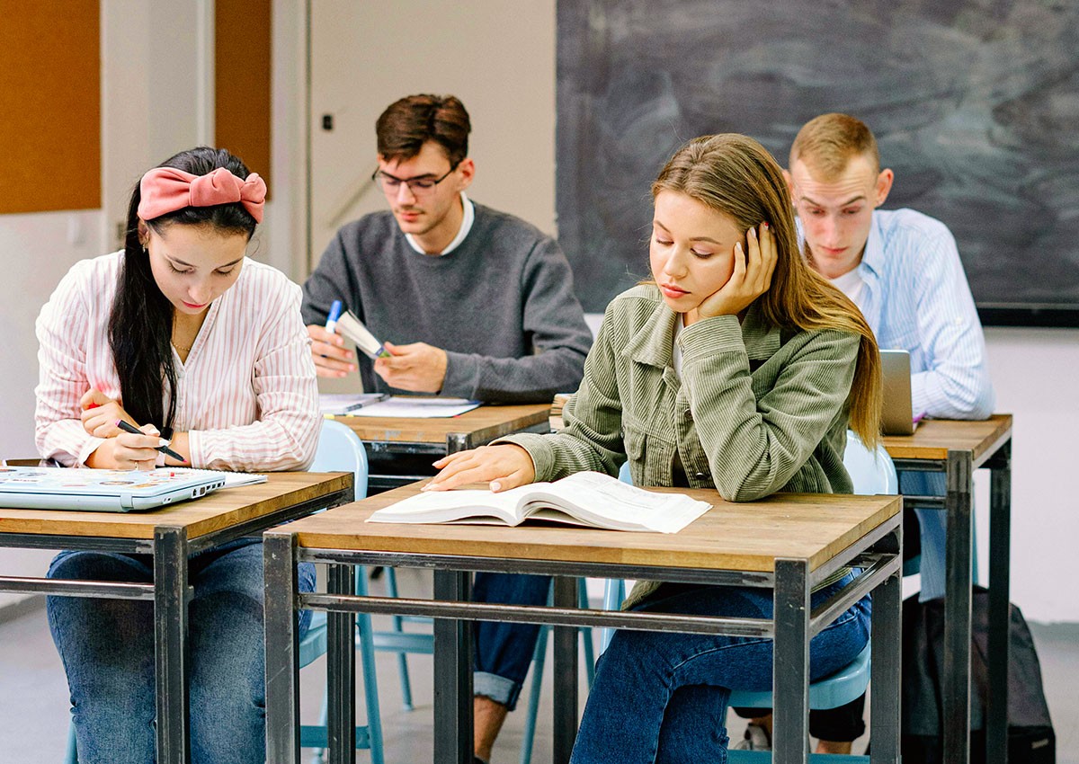 В метро Праги мужчина лапал незнакомую девушку на эскалаторе