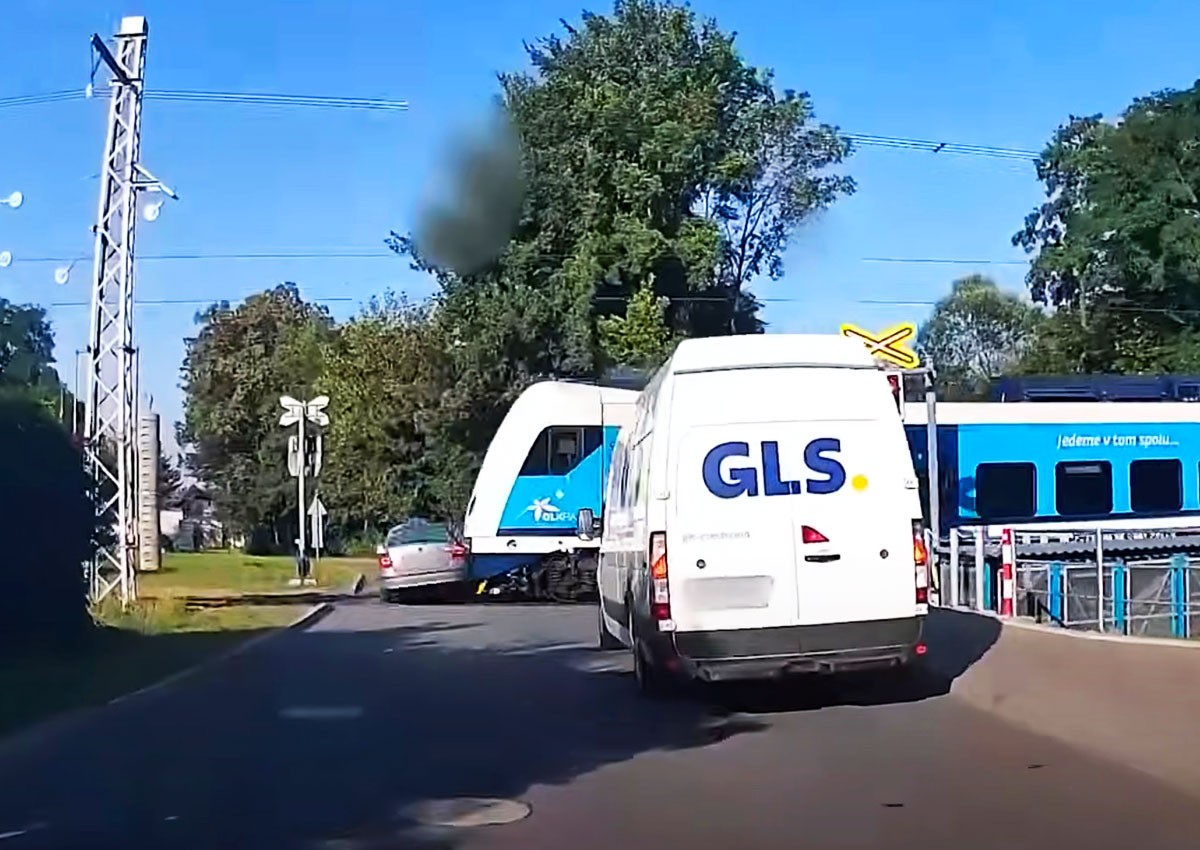 В Чехии водитель выехал прямо под поезд, пытаясь скрыться от полиции