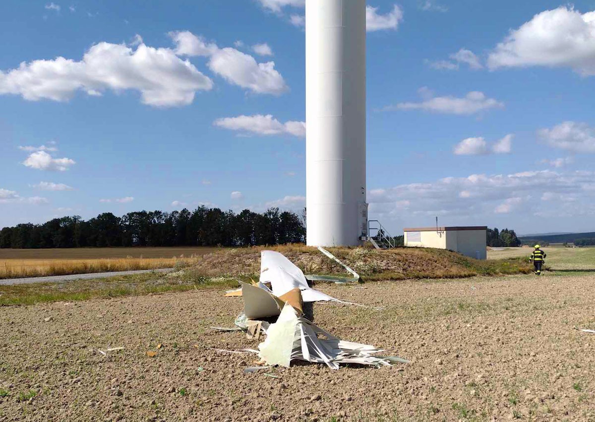 В Чехии от ветряка отвалился кусок лопасти 