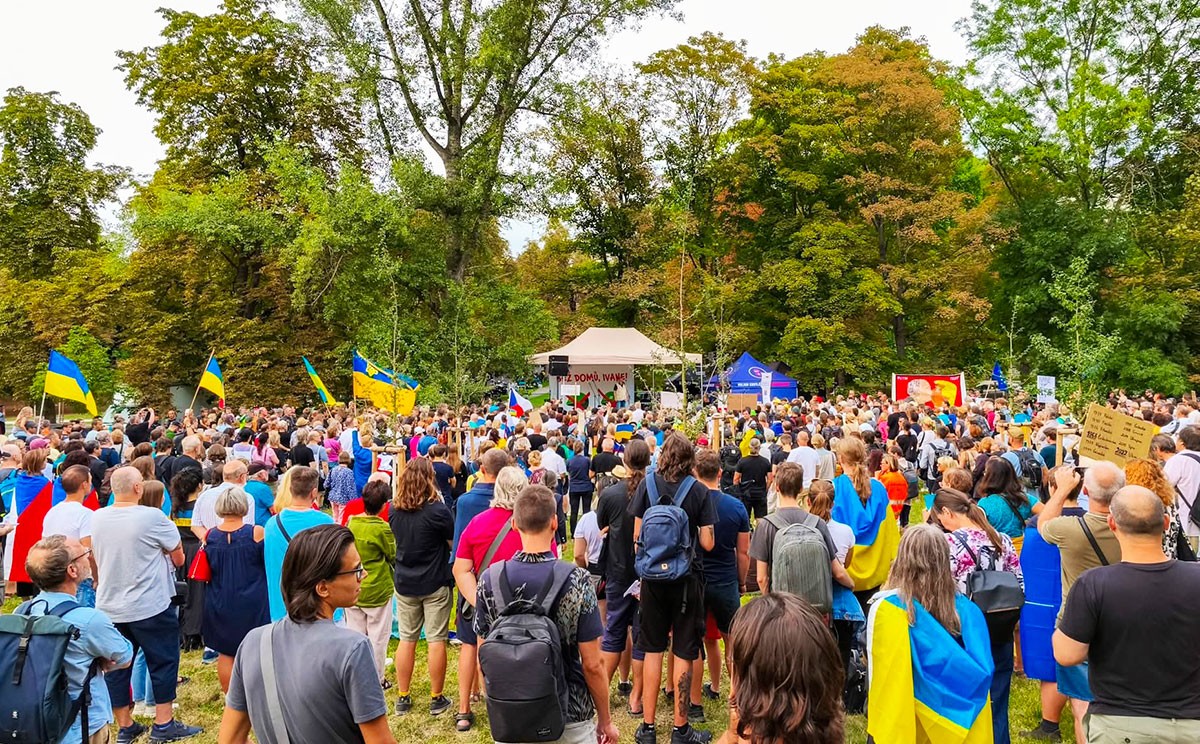 У посольства РФ в Праге прошел митинг «Иван, иди домой!»: фото 