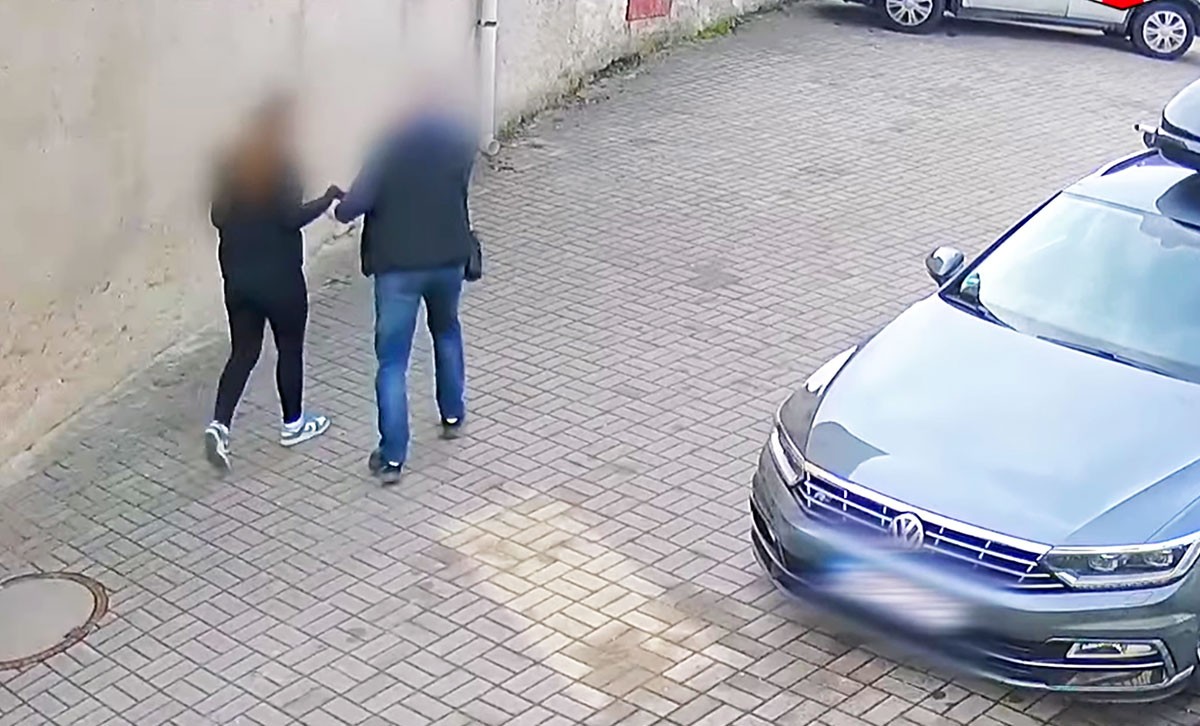 В Чехии предприниматель дал взятку чиновнице прямо под камерой