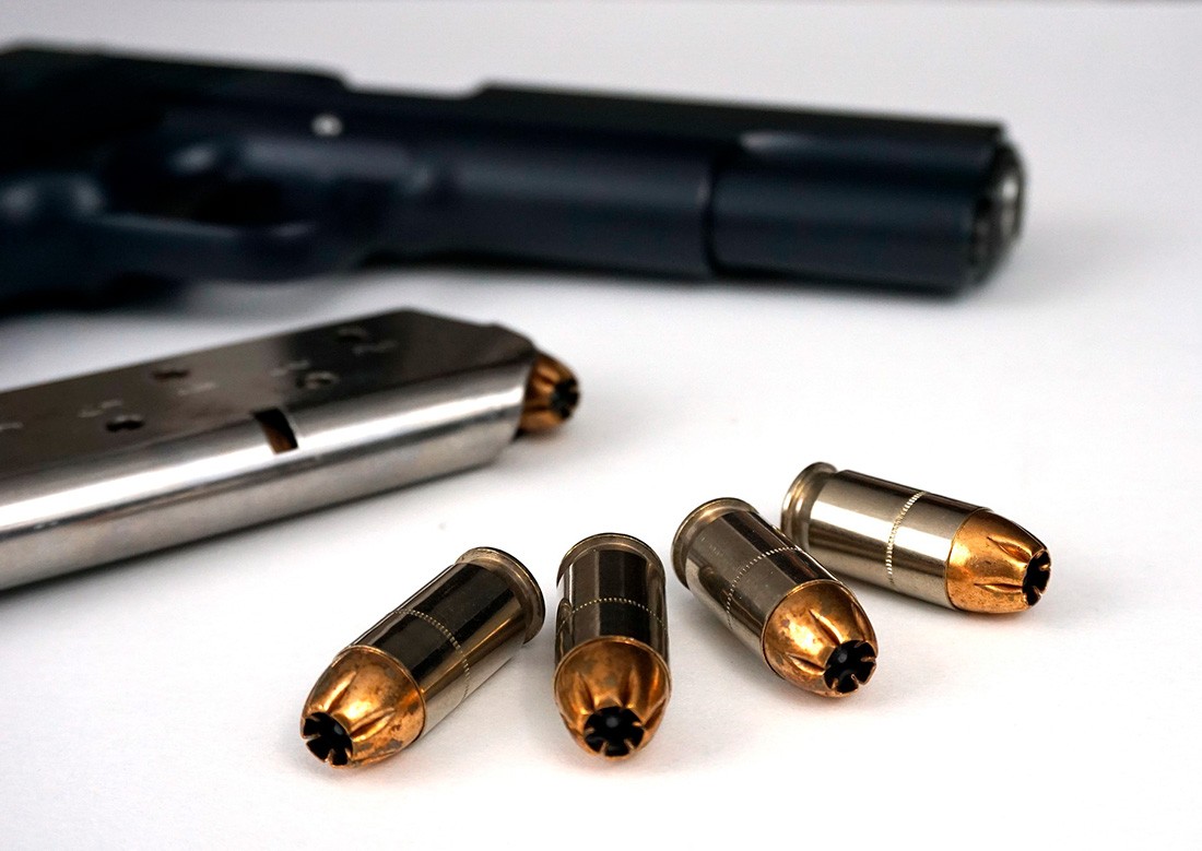 Чиновник Праги-3 случайно выстрелил из пистолета на рабочем месте