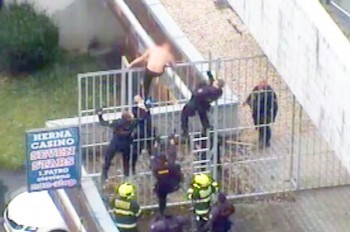 «Я – Аватар!»: в Праге наркоман отбивался от полицейских кабелем