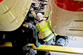 Женщина попала под поезд в метро Праги