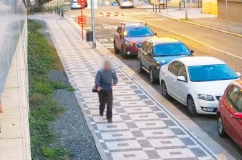 Помните, как в Праге вор уселся вскрывать сейф возле здания полиции? Появилось видео 