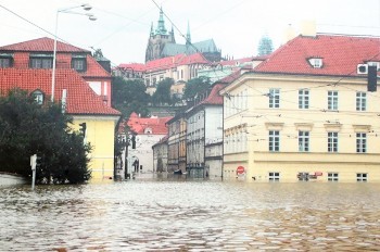 В Праге вспоминают сильнейшее наводнение 2002 года: фото и видео