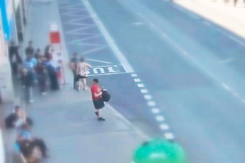 В Праге неизвестный пырнул под ребро случайного прохожего на улице