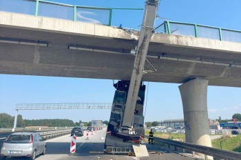На автомагистрали в Чехии автокран зацепился стрелой за мост