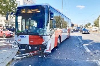 В Праге автобус столкнулся с фургоном