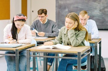 В метро Праги мужчина лапал незнакомую девушку на эскалаторе