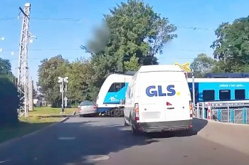 В Чехии водитель выехал прямо под поезд, пытаясь скрыться от полиции