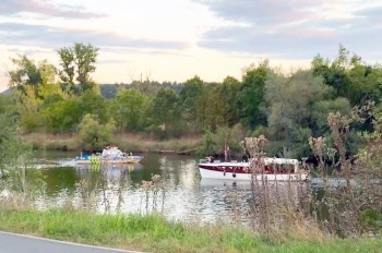 Под Прагой «пират» сбросил в реку отдыхающих и угнал их катер