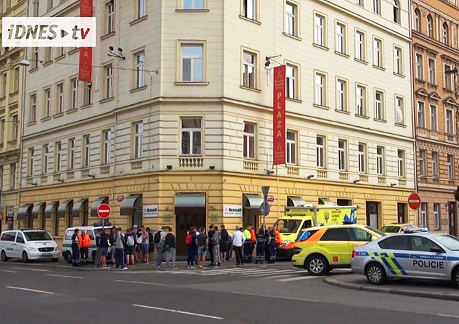 Иностранец выпал из окна отеля в центре Праги