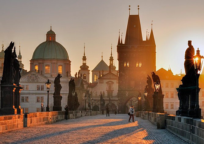 Вандал изуродовал Карлов мост арабской надписью