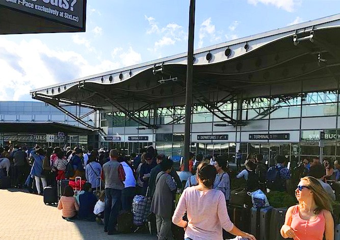 Аэропорт Праги эвакуировали из-за подозрительного предмета