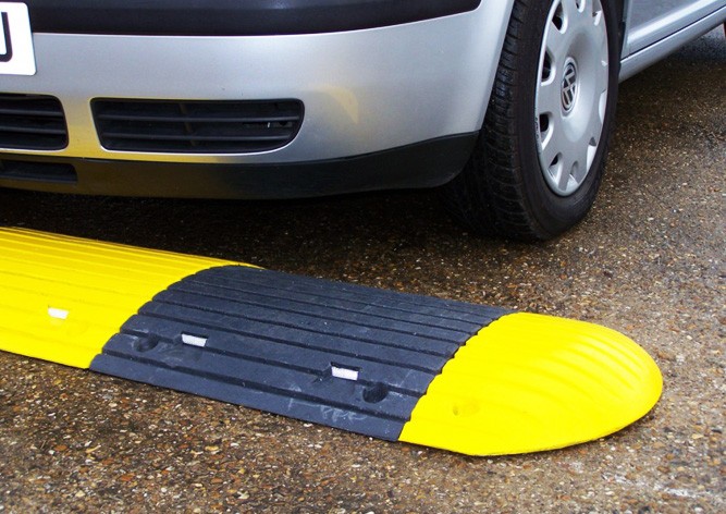 В Пекине на километр дороги установили 600 «лежачих полицейских»: видео