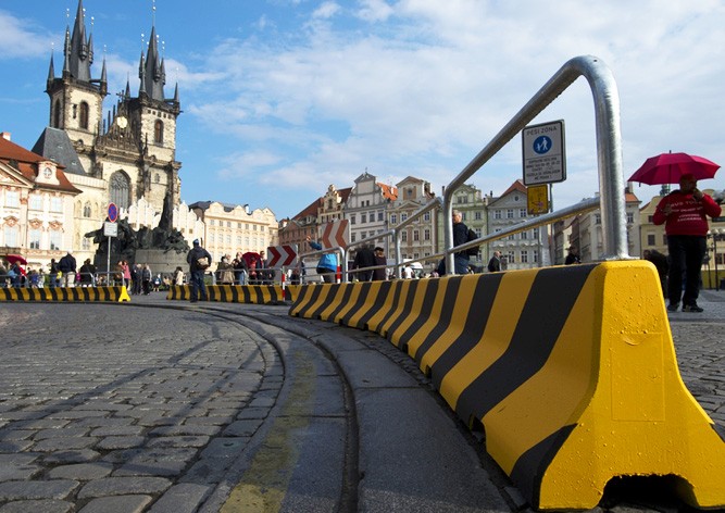 На Староместской площади Праги установили бетонные заграждения