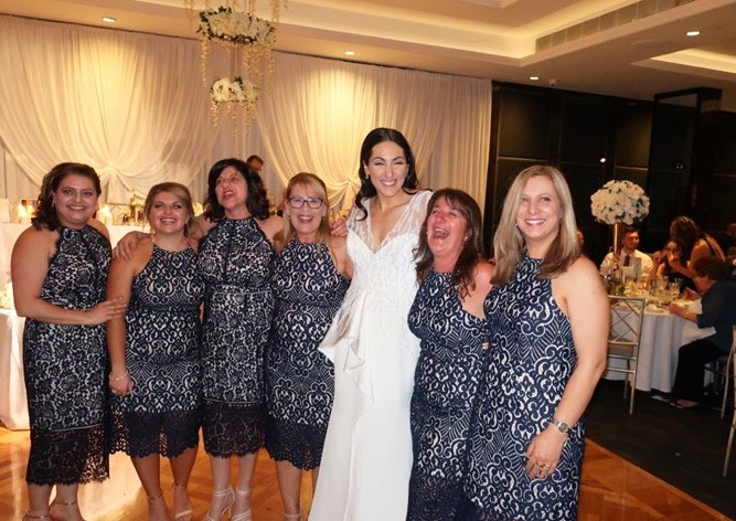 Кошмар на свадьбе: шесть девушек случайно пришли в одинаковых платьях