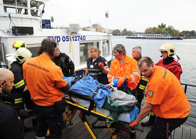 В Праге мужчина упал в реку с Карлова моста