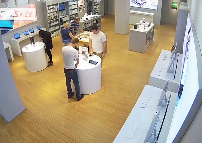 Командная кража планшета из пражского магазина попала на видео