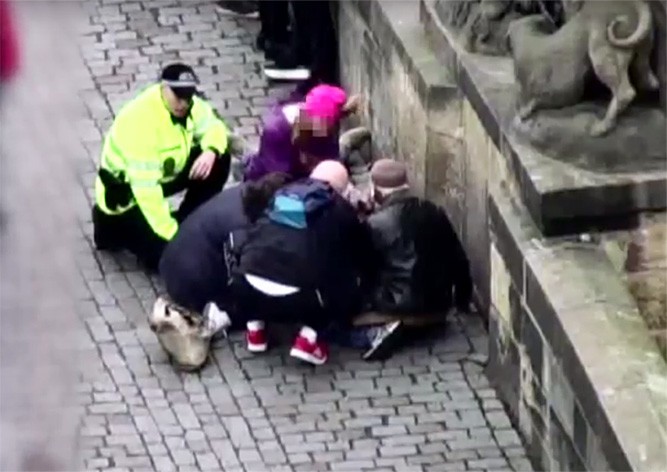 Очевидцы спасли жизнь туристу на Карловом мосту: видео