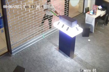 Необычная кража смартфонов в чешском ТЦ попала на видео