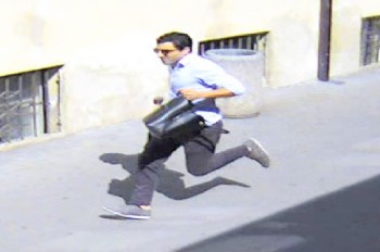 В Праге разыскивают дерзкого грабителя: видео