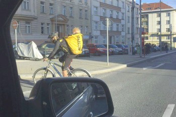 В Праге курьер вез ребенка в рюкзаке для посылок
