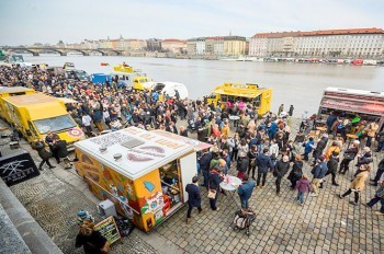 В центре Праги пройдет фестиваль уличной еды Food Truck Show