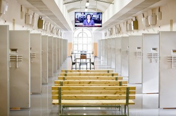 Чешка разбила окно в полицейском участке, чтобы сесть в тюрьму