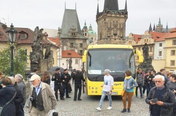 Бдительность по-пражски: автобус беспрепятственно выехал на Карлов мост