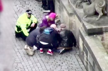 Очевидцы спасли жизнь туристу на Карловом мосту: видео