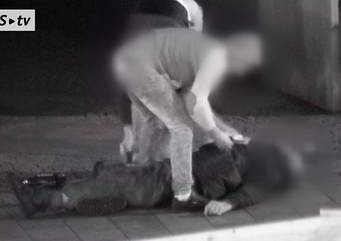 В Чехии иностранцы избили и ограбили пенсионера: видео