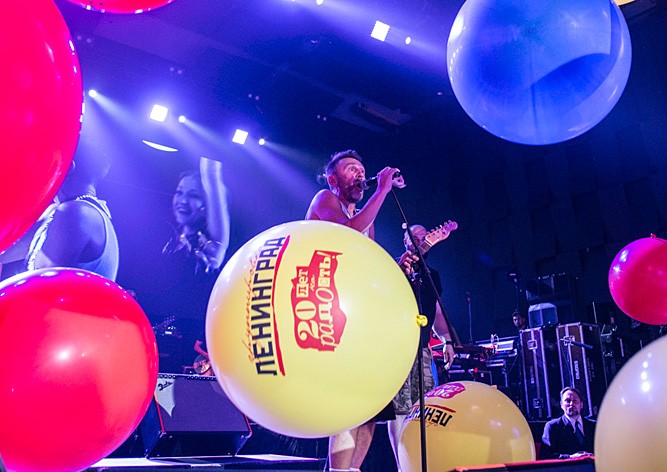 Безбашенное выступление «Ленинграда» в Праге: фотоотчет