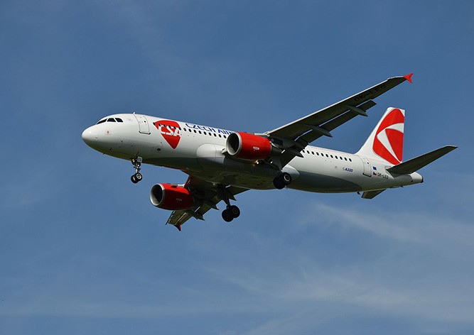 Летевший из Праги в Москву самолет совершил экстренную посадку