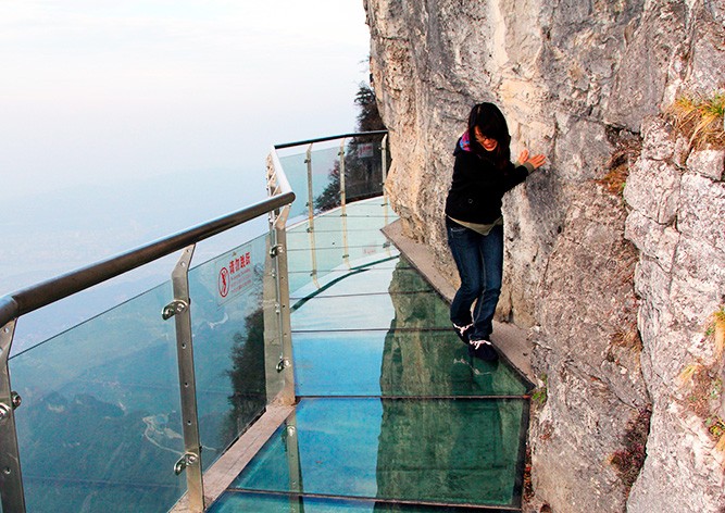 Знаменитый стеклянный мост в Китае «треснул» под ногами туристов: видео