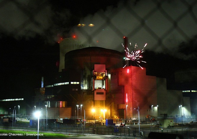 Охрана на уровне: экологи ворвались на АЭС и устроили там фейерверк