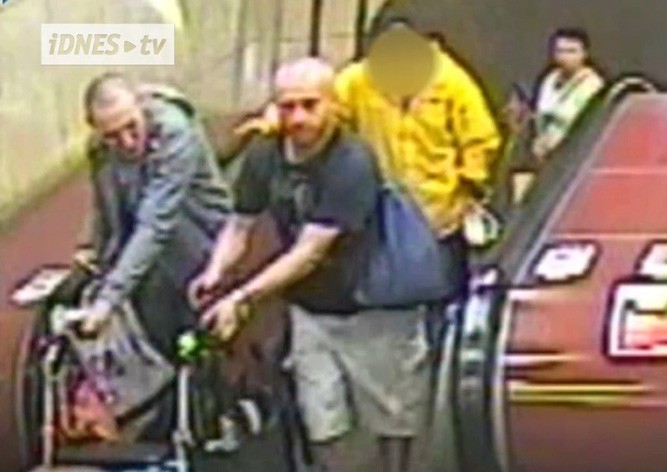 Неизвестные под предлогом помощи обворовали пенсионерку в метро Праги: видео