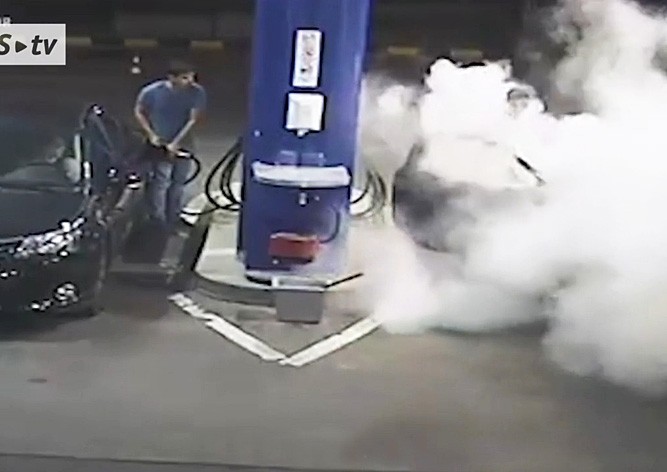 Видео: работник заправки жестко проучил курильщика