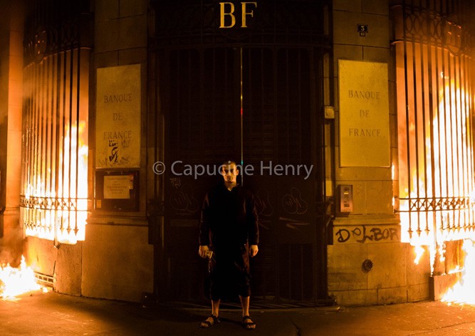 Петр Павленский поджег Банк Франции в Париже